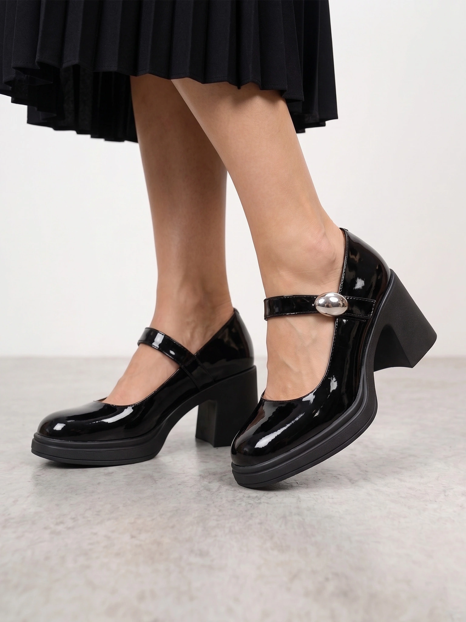 Туфли мэри-джэйн лакированные черного цвета на высоком каблуке